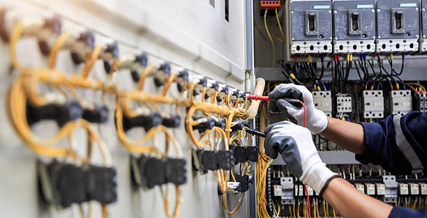 Professional Electrician technician working in Brookfield Center, OH